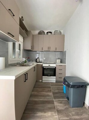 Kühlschrank, Wasserkocher, Kochgeschirr/Geschirr/Besteck, Esstisch