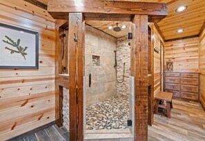 Combined shower/bathtub, towels, shampoo, toilet paper - King Suites, Game Room, Hot Tub, Sleeps 22 (Broken Bow)