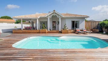 Een buitenzwembad en een verwarmd zwembad