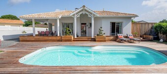 Beautiful house with large garden for 8 people with heated swimming pool