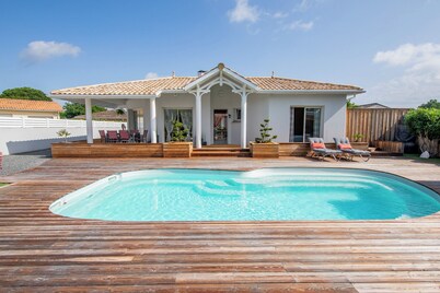 Beautiful house with large garden for 8 people with heated swimming pool