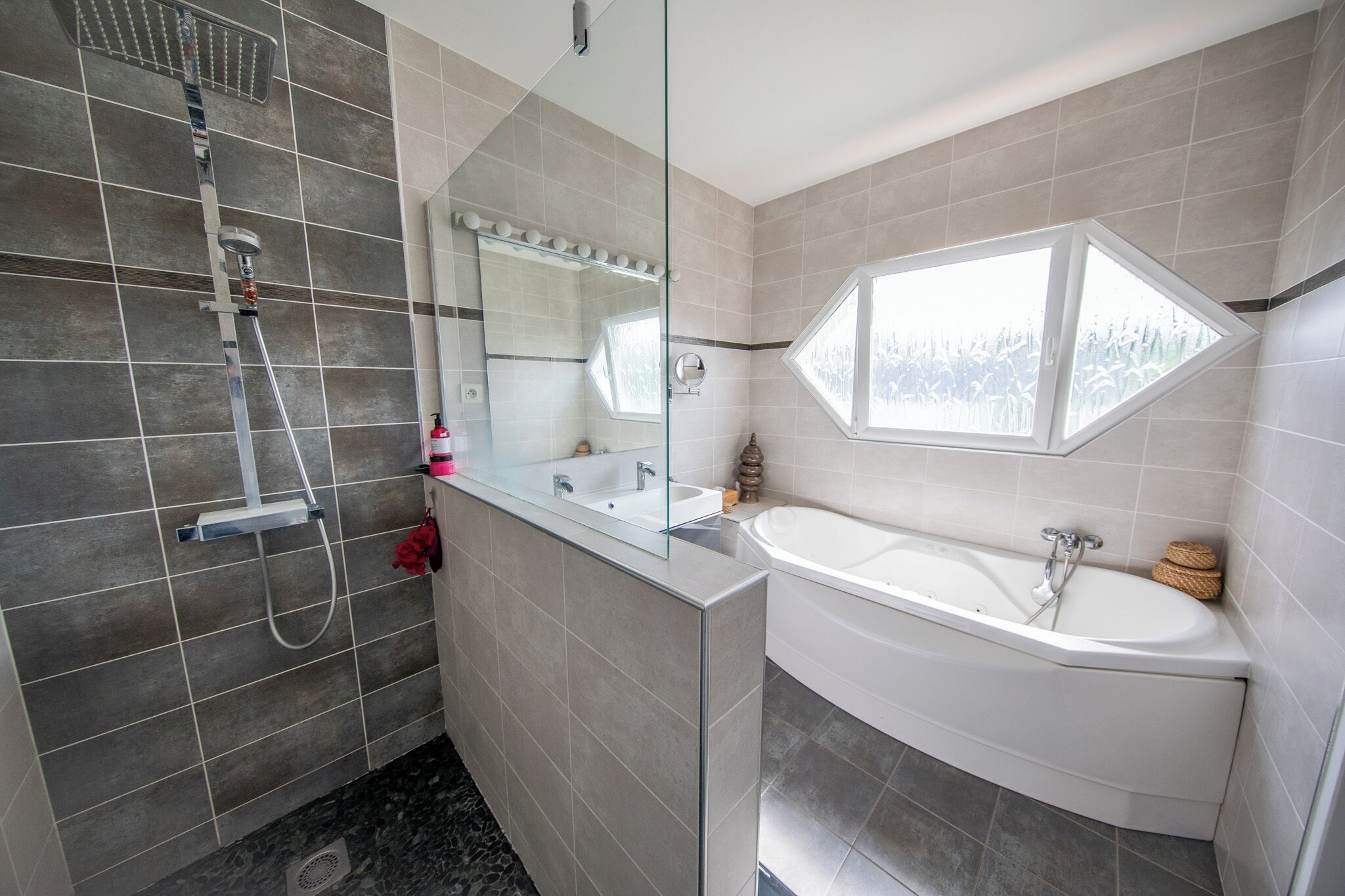 Een douche, een bubbelbad, een haardroger, handdoeken