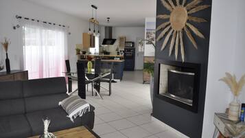 Smart-tv, een open haard, videospelletjes en een dvd-speler