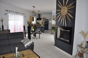 TV connectée, cheminée, jeux vidéo, lecteur de DVD