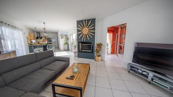 Smart-tv, een open haard, videospelletjes en een dvd-speler