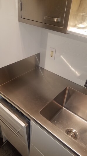 Frigorifero, microonde, forno, piano cottura