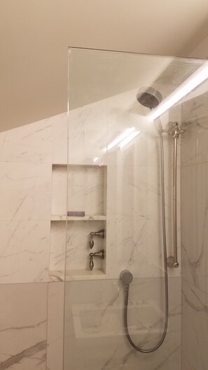 Douche, sèche-cheveux, bidet, serviettes fournies
