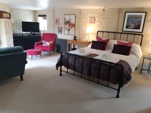 1 bedroom, desk, iron/ironing board, free WiFi - Unique suite full of character with own entrance (Blackford)