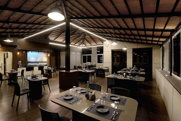 Desayuno buffet diario (INR 300 por persona)