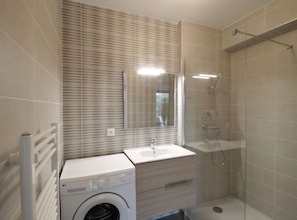 Shower, hair dryer, towels
