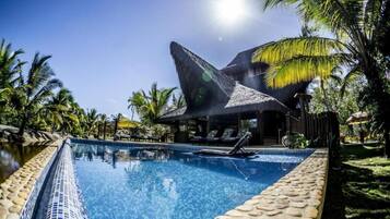 Piscina externa, espreguiçadeiras