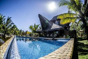 Outdoor pool, sun loungers - Udexere Eco House (Santa Cruz Cabralia)
