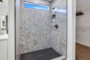 Shower, hair dryer, towels, soap - Luxury 3 Bedroom Home in Gilbert (Gilbert)