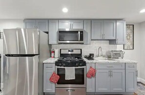 Frigorífic, microones, forn i placa de cuina 