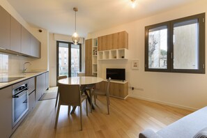 Appartamento City | Area soggiorno | TV a schermo piatto 40 pollici con canali digitali, TV