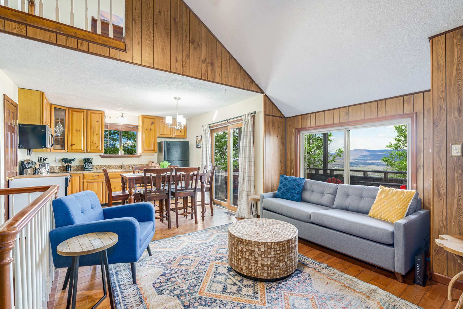 Televisión, chimenea, libros y oficina 