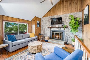 TV, fireplace, books, offices - Stone chalet w/views, hot tub & fire pit (Gerrardstown)