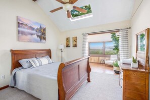 2 bedrooms, iron/ironing board, WiFi, bed sheets - Stone chalet w/views, hot tub & fire pit (Gerrardstown)