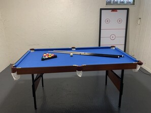 Game room - Charming, Peaceful & Convenient/4BR w/ TV/Hangout Rm/Pool/Tennis Table (Indianapolis)