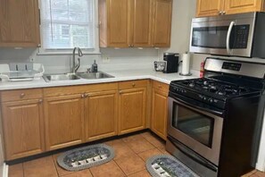 Fridge, oven, stovetop, coffee/tea maker - Charming, Peaceful & Convenient/4BR w/ TV/Hangout Rm/Pool/Tennis Table (Indianapolis)