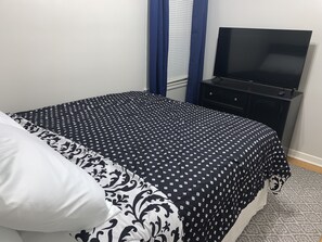 4 bedrooms, desk, iron/ironing board, free WiFi - Charming, Peaceful & Convenient/4BR w/ TV/Hangout Rm/Pool/Tennis Table (Indianapolis)