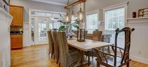 11Person Hottub, 75"TV 4Movie Nights, Close2Downtown/Walk2 Restaurants, Sleeps16