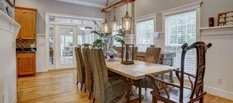 11Person Hottub, 75"TV 4Movie Nights, Close2Downtown/Walk2 Restaurants, Sleeps16