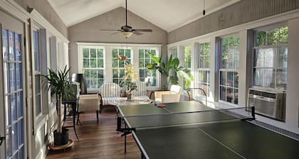 Swim-Spa, 75" TV 4Movie Nights, Close2Downtown/Walk2 Restaurants/Shops, Sleeps16