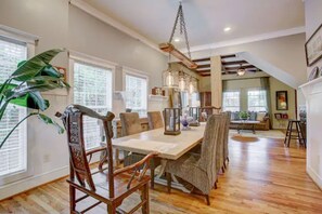Dining - 1000 MBPS WIFI, 11-Person Hottub, 75"TV, Close 2Downtown/Restaurants, Sleeps16 (Atlanta)
