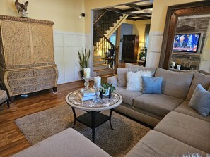 Smart TV, fireplace, DVD player, table tennis