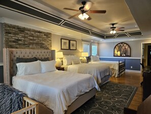 4 habitaciones, escritorio y tabla de planchar con plancha 