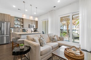 Leilighet, 2 soverom (313) | Oppholdsområde | En 55-tommers smart-TV med digitale kanaler samt TV