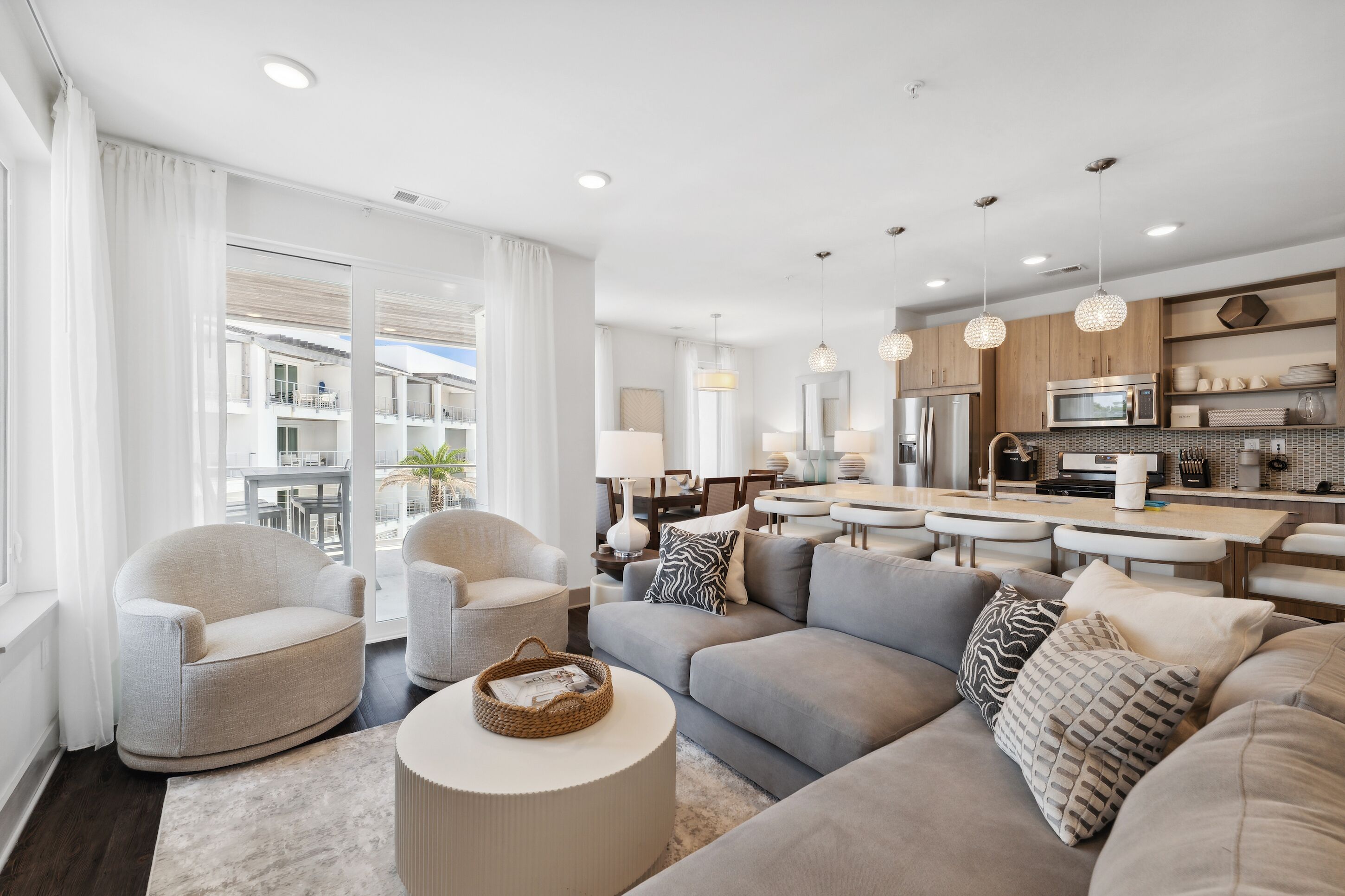 Apartamento, 3 habitaciones (331) | Zona de estar | Smart TV de 55 pulgadas con canales digitales, una televisión