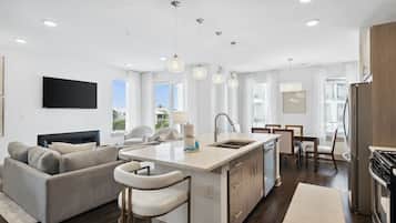 Condo, 3 quartos (331) | Cozinha privada | Geladeira grande, micro-ondas, fogão, cooktop
