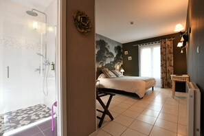 2 bedrooms, desk, iron/ironing board, travel cot