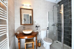 Dusche, Haartrockner, Handtücher, Seife