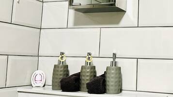 Serviettes fournies, savon, shampoing, papier toilette