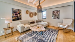 Uma sala de estar moderna com um sofá, mesa de centro e objetos decorativos.