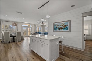 Refrigerador con freezer, microondas, horno, placa de cocina