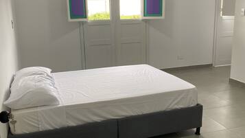 5 Schlafzimmer, Schreibtisch, Bügeleisen/Bügelbrett, WLAN