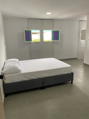 5 Schlafzimmer, Schreibtisch, Bügeleisen/Bügelbrett, WLAN