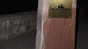 Una placa en un pilar de piedra con el texto "LE VILLAGE PREFÈRE DES FRANCAIS 2017".