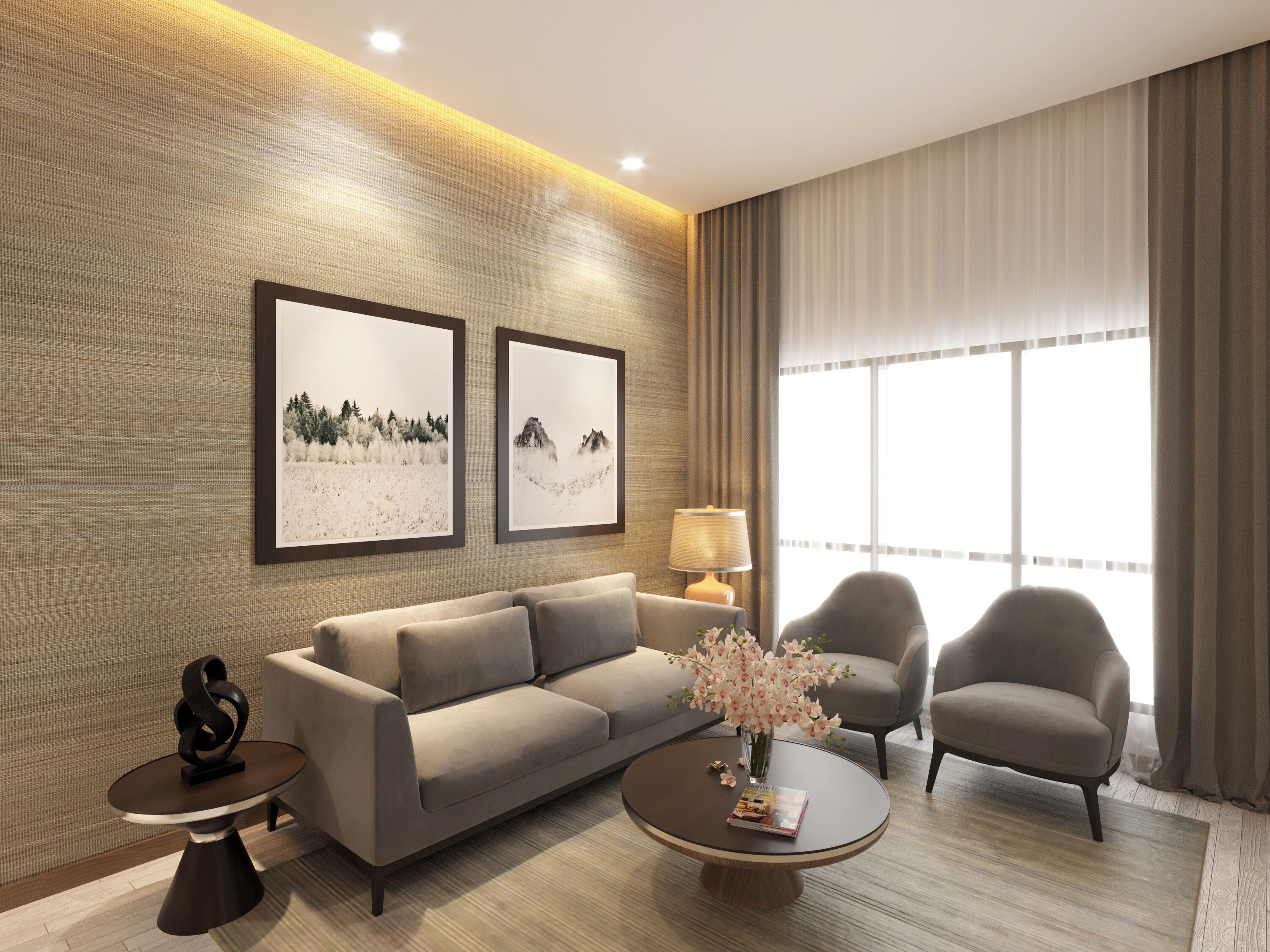 Un salon moderne avec un canapé, deux fauteuils, une table basse et une lampe. Deux tableaux encadrés ornent le mur, et un vase rempli de fleurs est posé sur la table basse.