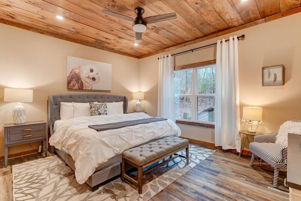 4 bedrooms, iron/ironing board, WiFi, bed sheets