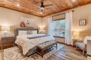 4 bedrooms, iron/ironing board, WiFi, bed sheets