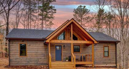 Bucks & Bourbon-Luxury– 3 King Beds • Hot Tub • Fire Pit • Game & Movie Rooms