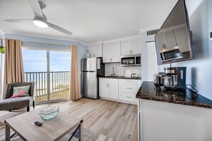 Refrigerador, microondas, placa de cocina, cafetera/tetera