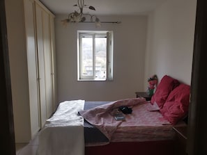1 bedroom, bed sheets