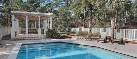 Kolam renang outdoor musiman