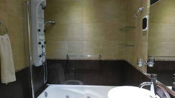 Bañera de hidromasaje, secador de pelo, toallas, jabón